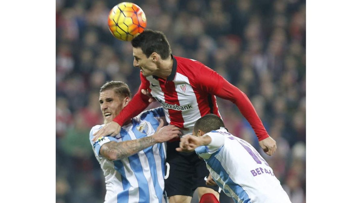 El delantero del Athletic, Aritz Aduriz, disputa un balón a Albentosa y al venezolano Rosales.