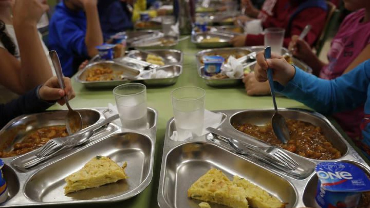 Niños en el comedor de un colegio de León.