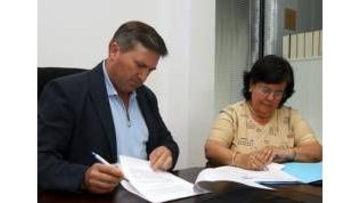 Valcarce y Fernández Gordón, ayer durante la firma del convenio