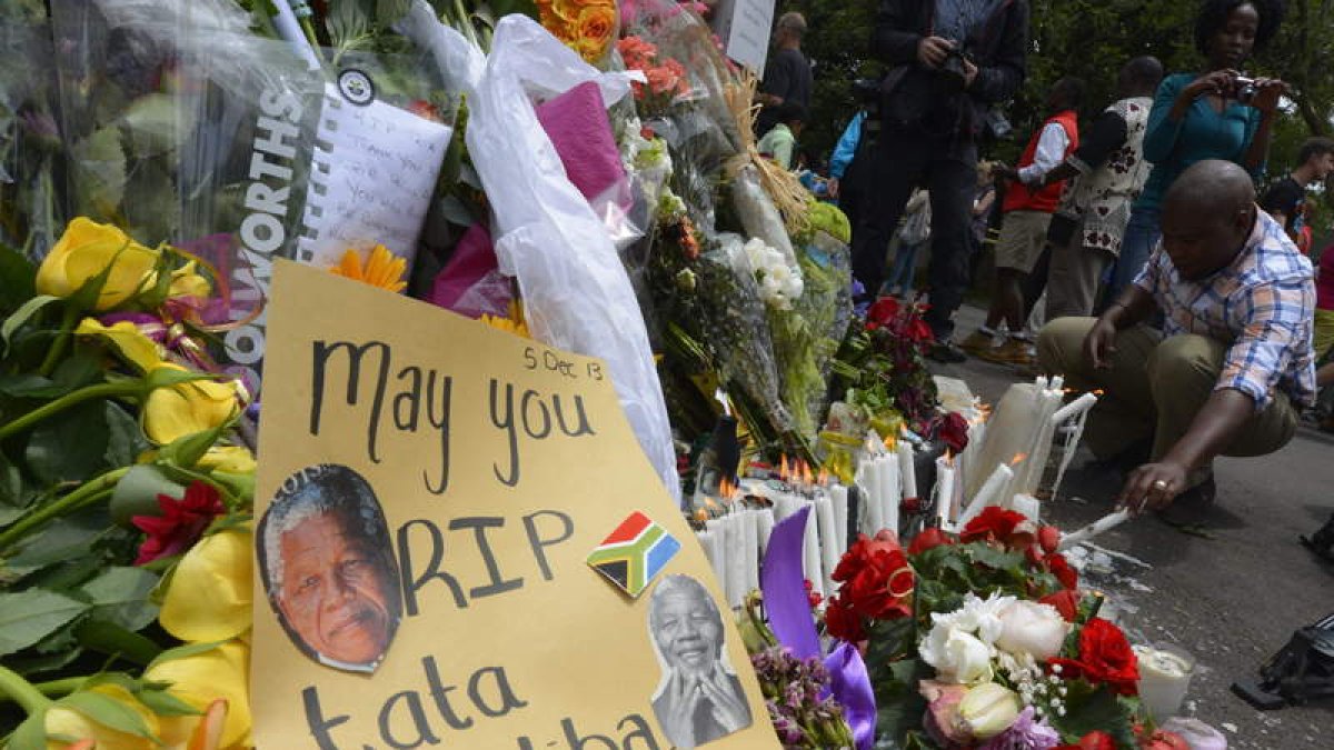 Un grupo de ciudadanos honra la memoria del ex presidente Mandela en Johannesburgo.
