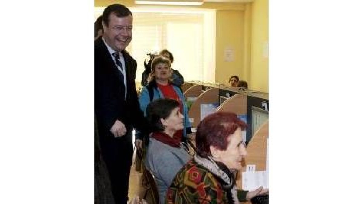 Antonio Silván, con algunos de los usuarios de un cibercentro de la provincia
