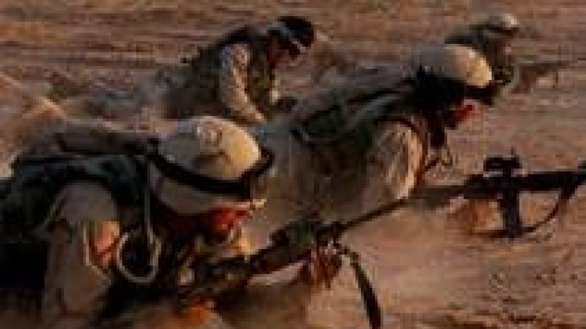 Soldados americanos toman posiciones a las afueras de Nayaf
