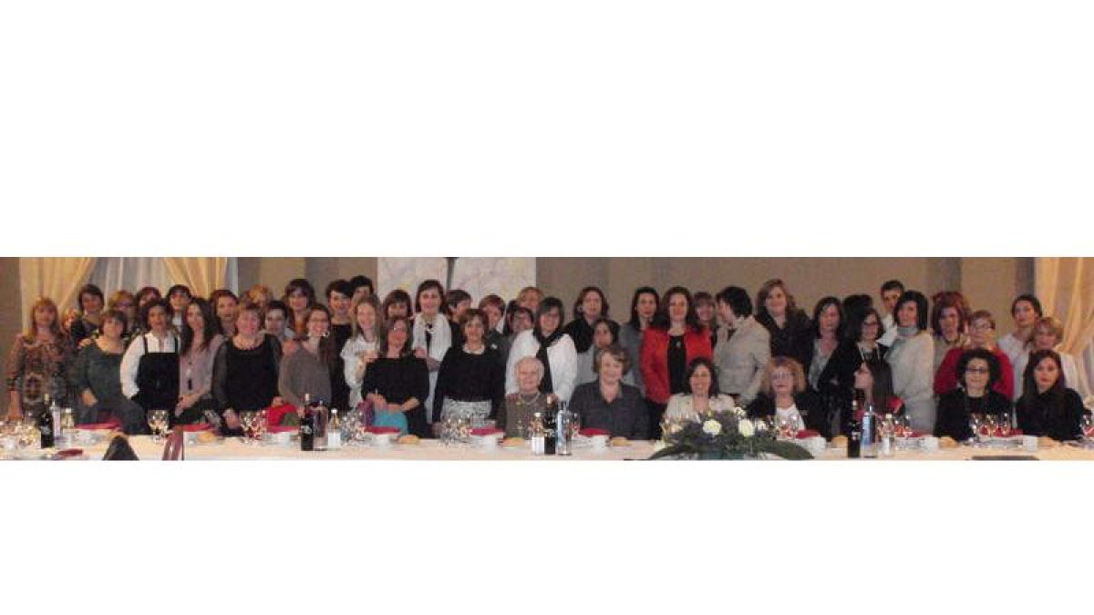 Unas 65 mujeres se reúnen en el Restaurante La Hacienda de La Bañeza para clausurar la Semana de la Mujer.