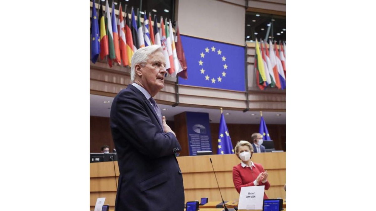 Barnier agradece los aplausos de la eurocámara. OLIVIER HOSLET