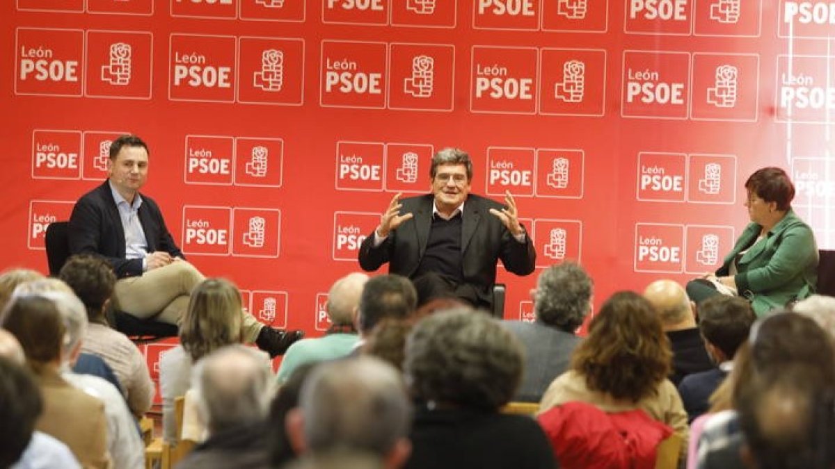 José Luis Escrivá, ministro de Inclusión, Seguridad Social y Migraciones, esta tarde de miércoles en su acto político en León. MARCIANO PÉREZ