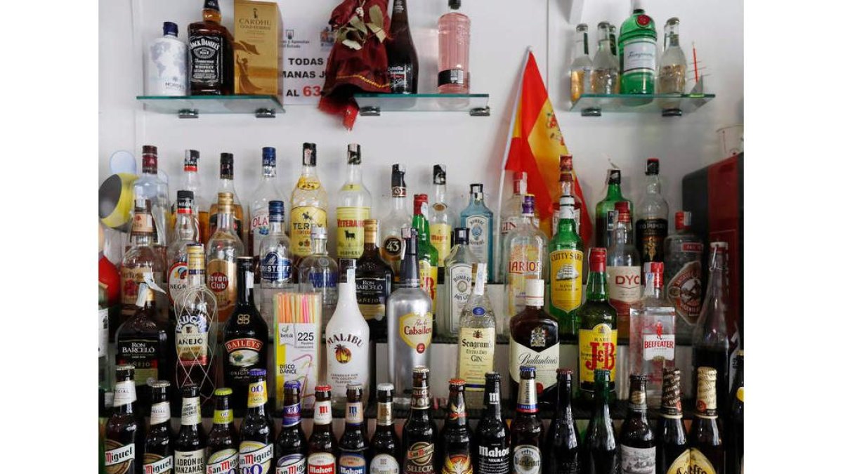David Mesquita y Carmen Gómez son los dueños de la cafetería-cervecería Galia, junto a la chopera del polígono 58 de León.