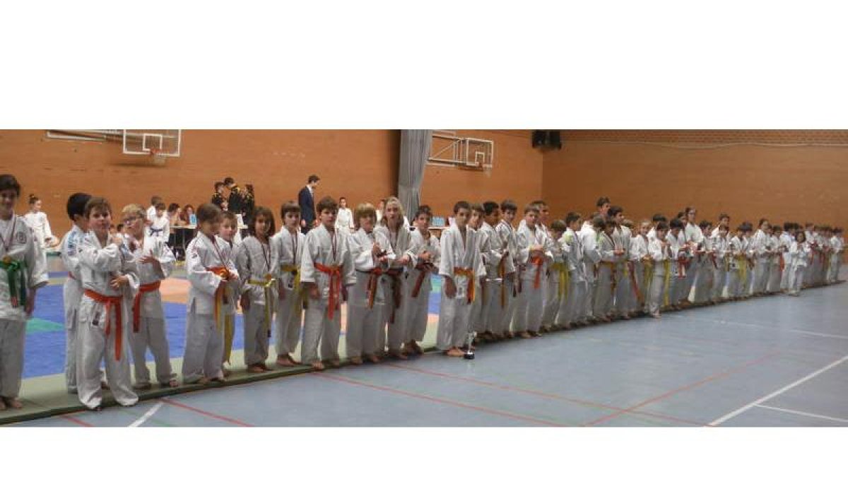 Foto de familia de los participantes en el torneo de Navidad disputado en el Polideportivo La Torre. DL