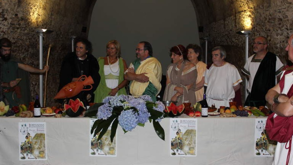 Un druida deleita a los astures y romanos presentes con los beneficios de la gastronomía del pueblo milenario.