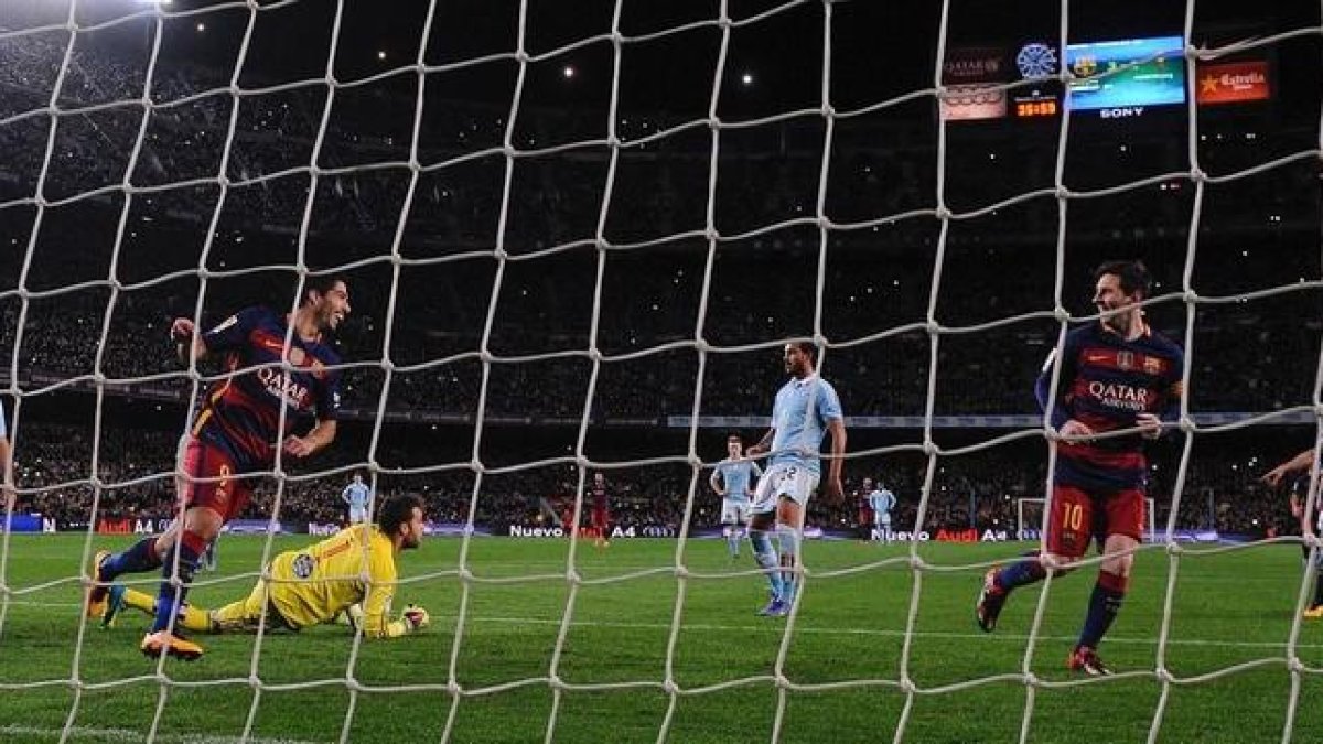 Suárez y Messi festejan el original gol de penalti indirecto que marcó el uruguayo al Celta en el Camp Nou.