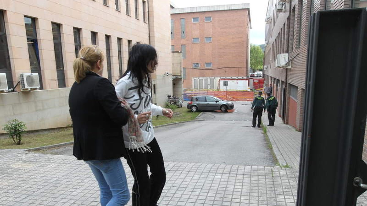 Pilar Gómez, hermana del fallecido, sujeta a su hija para evitar que vuelva a increpar al detenido.