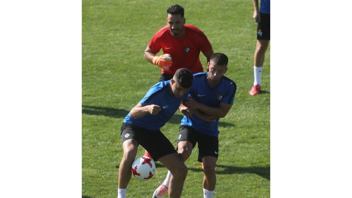 La Deportiva busca su primera victoria ante el Coruxo en el campo de O Vao. L. DE LA MATA