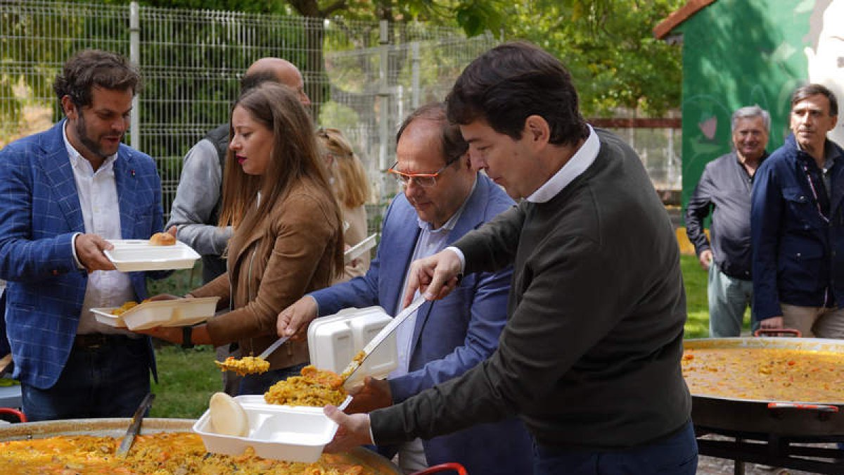 Carrera y Mañueco, con Ester Muñoz y Vélez al fondo. MIGUEL F. B.