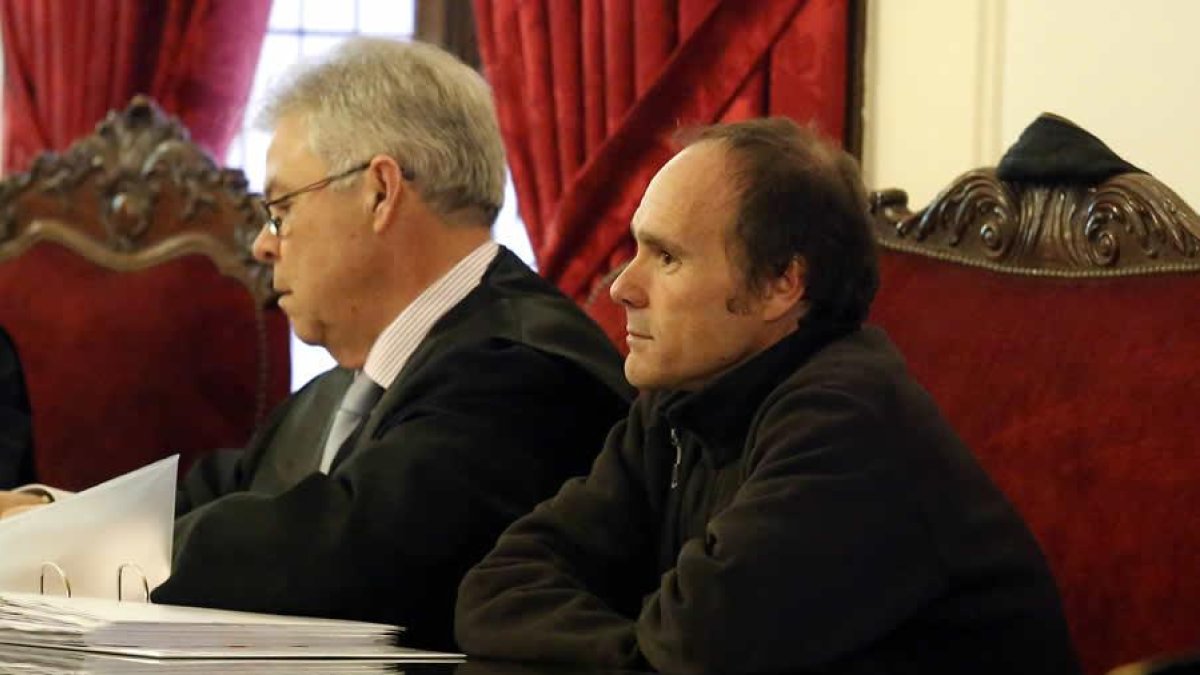 Miguel Ángel Muñoz Blas junto a su abogado en una de las sesiones del juicio.
