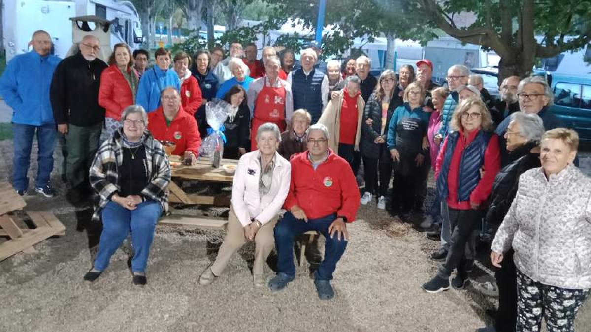Participantes de los actos de la semana de San Guillermo en el camping de Cistierna. CAMPOS