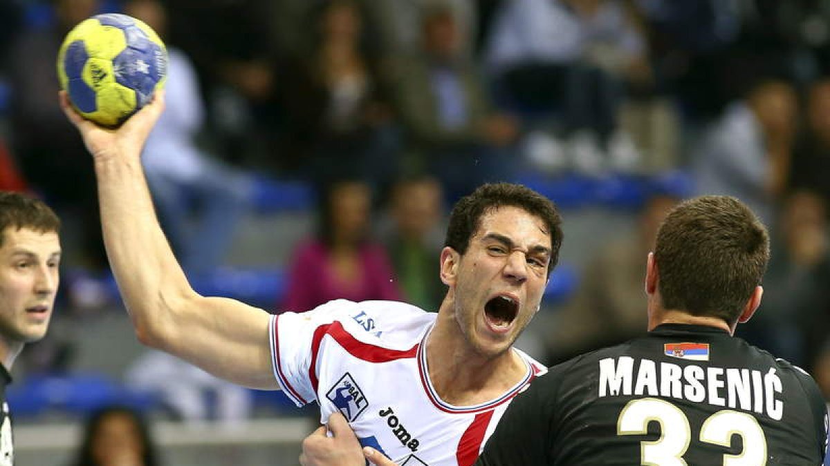 El marista Iosu Goñi intenta un lanzamiento a portería ante la férrea defensa que impone el jugador del Partizán Marsenic.