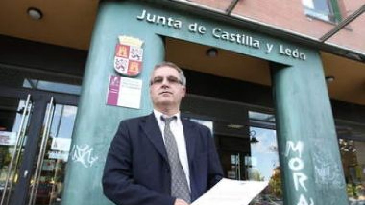 Gallardo, con el comunicado ante la sede de la Junta.
