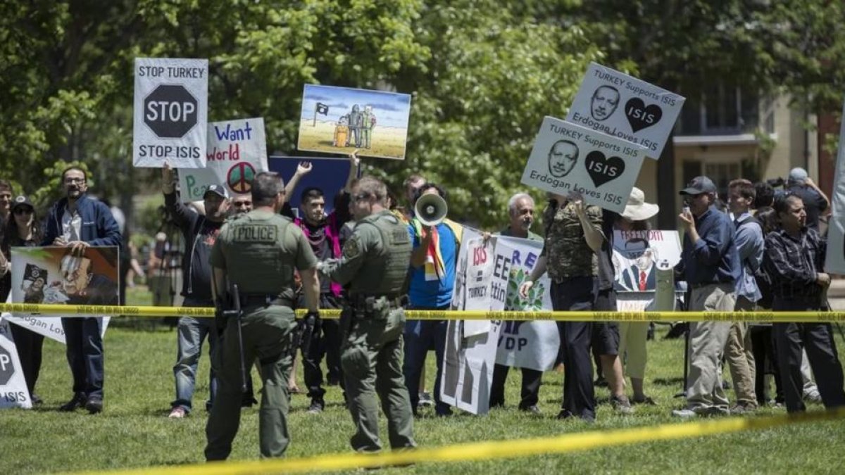 Opositores del presidente turco, concentrados en el parque Lafayette para protestar durante las reuniones entre Erdogan y Trump en la Casa Blanca, el 16 de mayo.