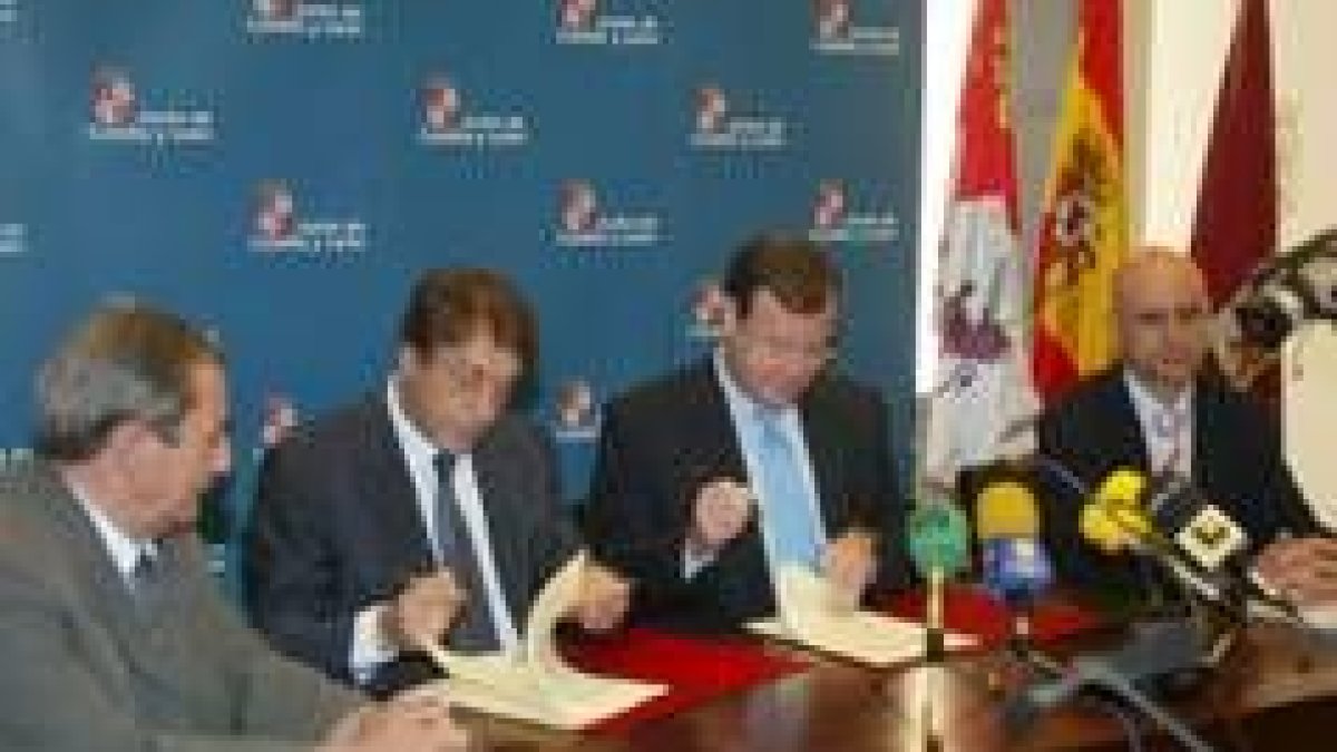 Antonio Silván y Javier García-Prieto intercambian los documentos del acuerdo para su firma