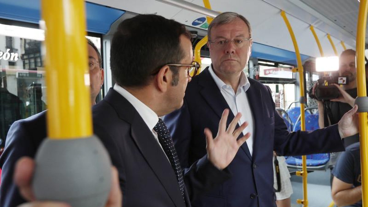 Antonio SIlván en la presentación de los nuevos autobuses urbanos de León.