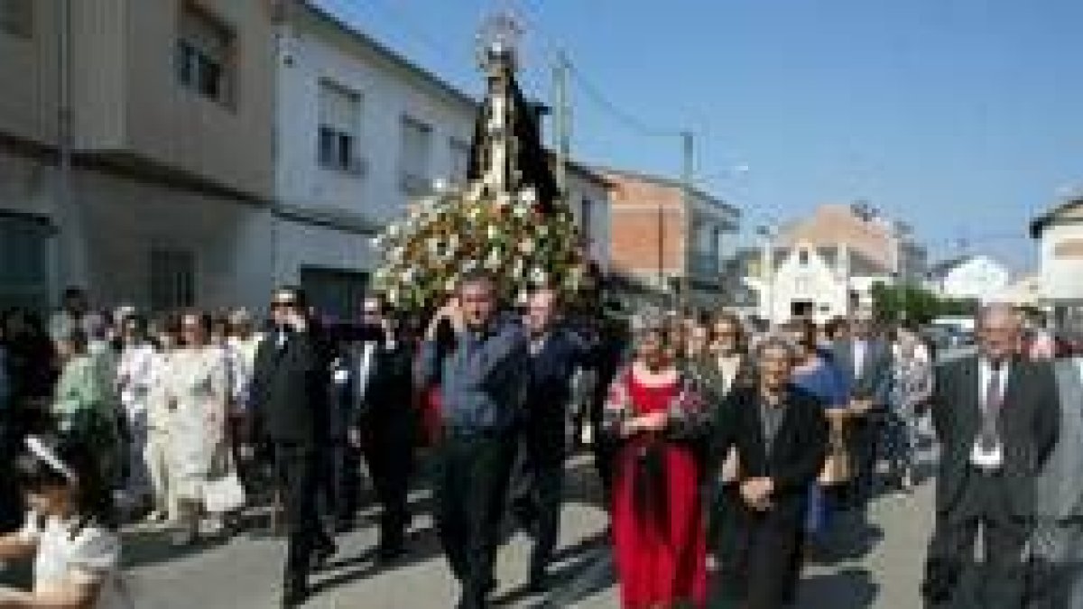 Casi todo el pueblo se dio cita a mediodía para acompañar a su patrona en la procesión