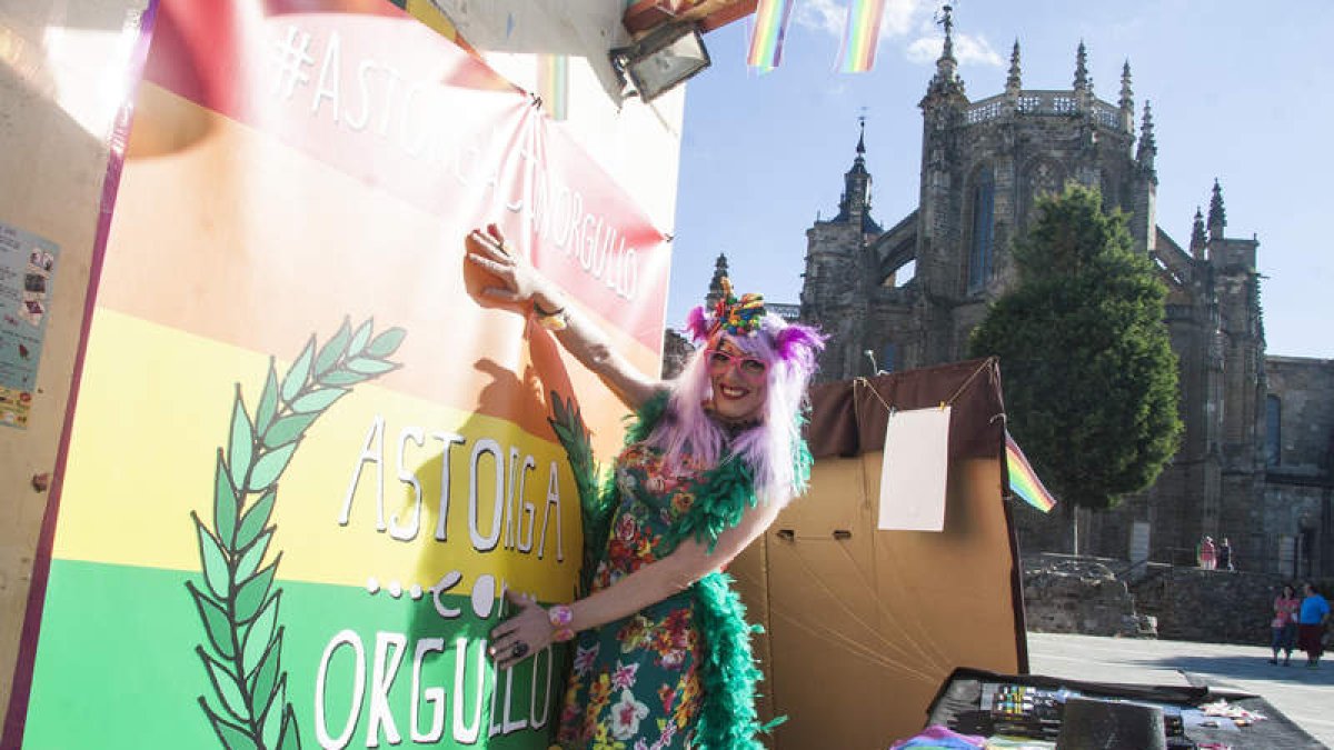 La Canalla Drag con algunos de los participantes en la fiesta, que convierte a Astorga en capital de la diversidad. F. OTERO PERANDONES