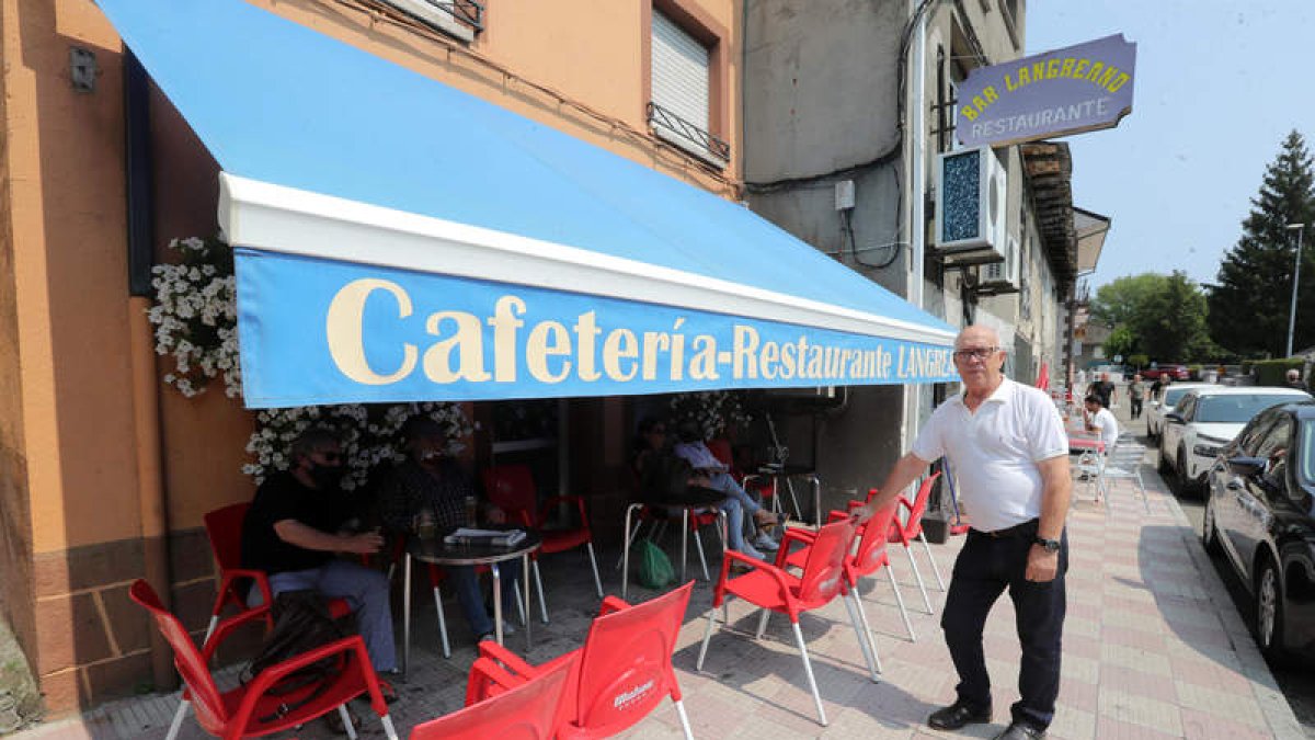 Julio Suárez cerrará el día 31 de agosto el bar-restaurante Langreano después de 71 años. ANA F. BARREDO