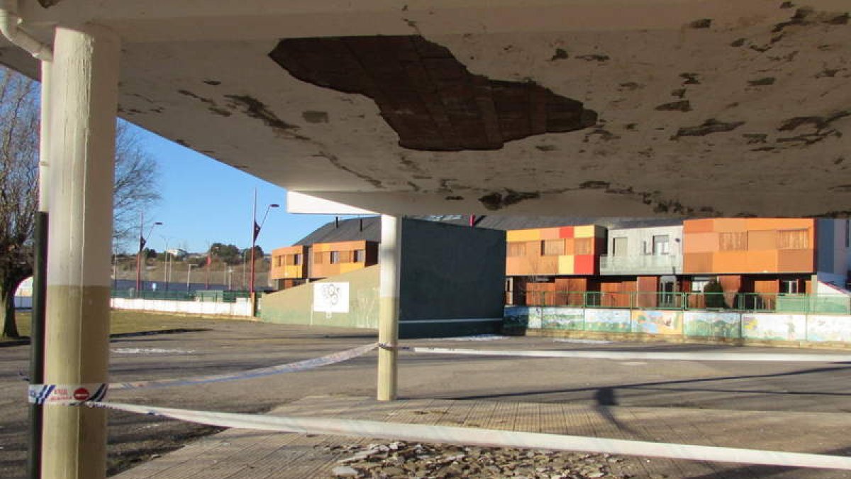 Derrumbe del techo de un patio del Teodoro Martínez Gadañón, el pasado mes de febrero.