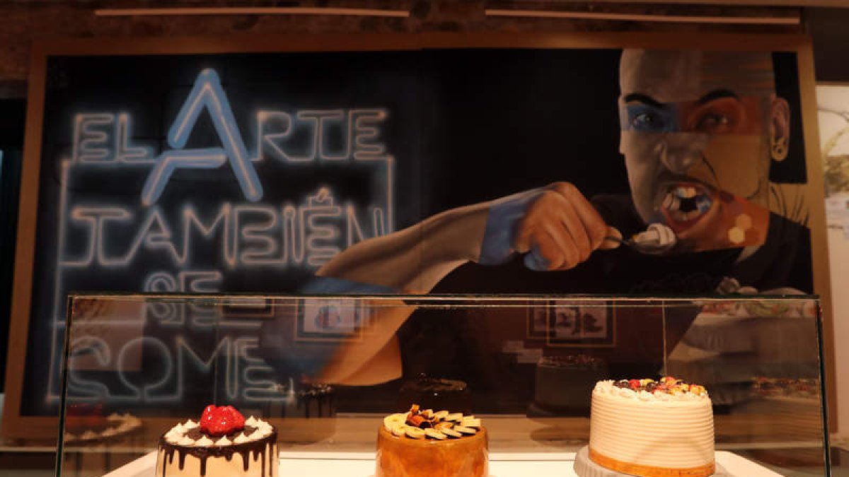 Selección de algunas de las obras que pueden verse en la exposición temporal que acoge el marca, a la que se accede atravesando un suculento trozo de pastel de cartón piedra y que preside una enorme obra de pintura mural realizada por Asier Vera. El color