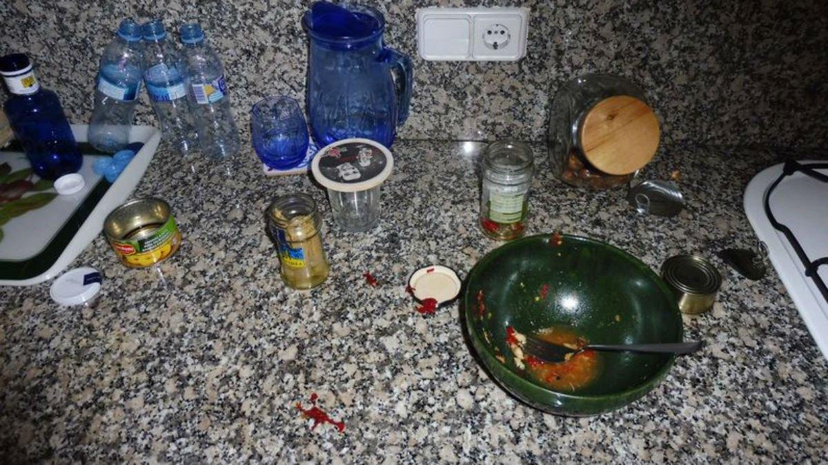 Restos de comida que dejón el ladrón en una de las casas de Calella en las que entró a robar.