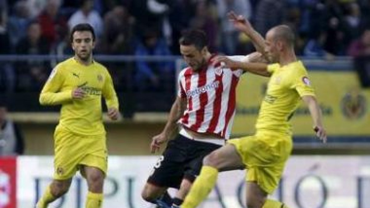 El centrocampista del Athletic Carlos Gurpegui pelea un balón con Borja Valero.
