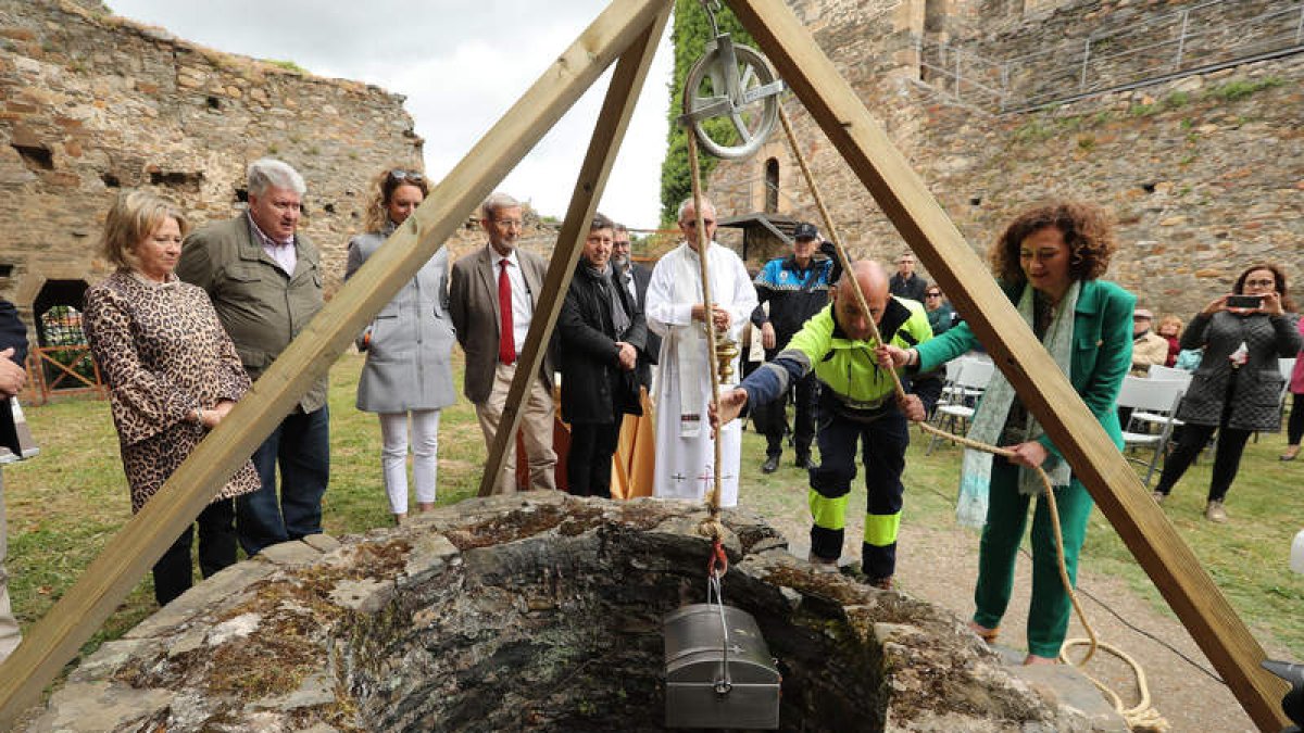 Momento en el que Gloria Fernández Merayo baja el cofre con los recuerdos de Ponferrada. L. DE LA MATA
