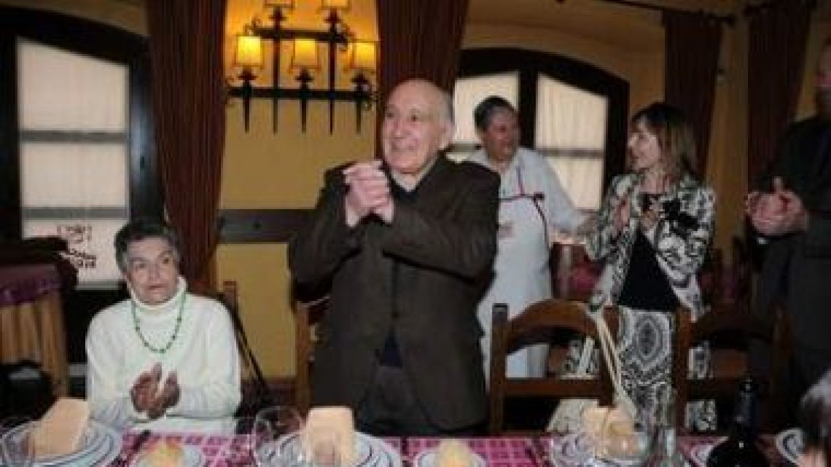 Alfredo, de Casa Benito, recibiendo el homenaje de sus compañeros de profesión.