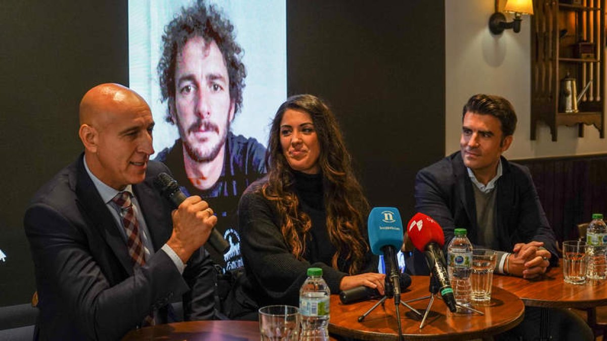 El alcalde de León, José Antonio Diez, Estefanía Trobajo y Pablo Cepedano. MIGUEL F. B.