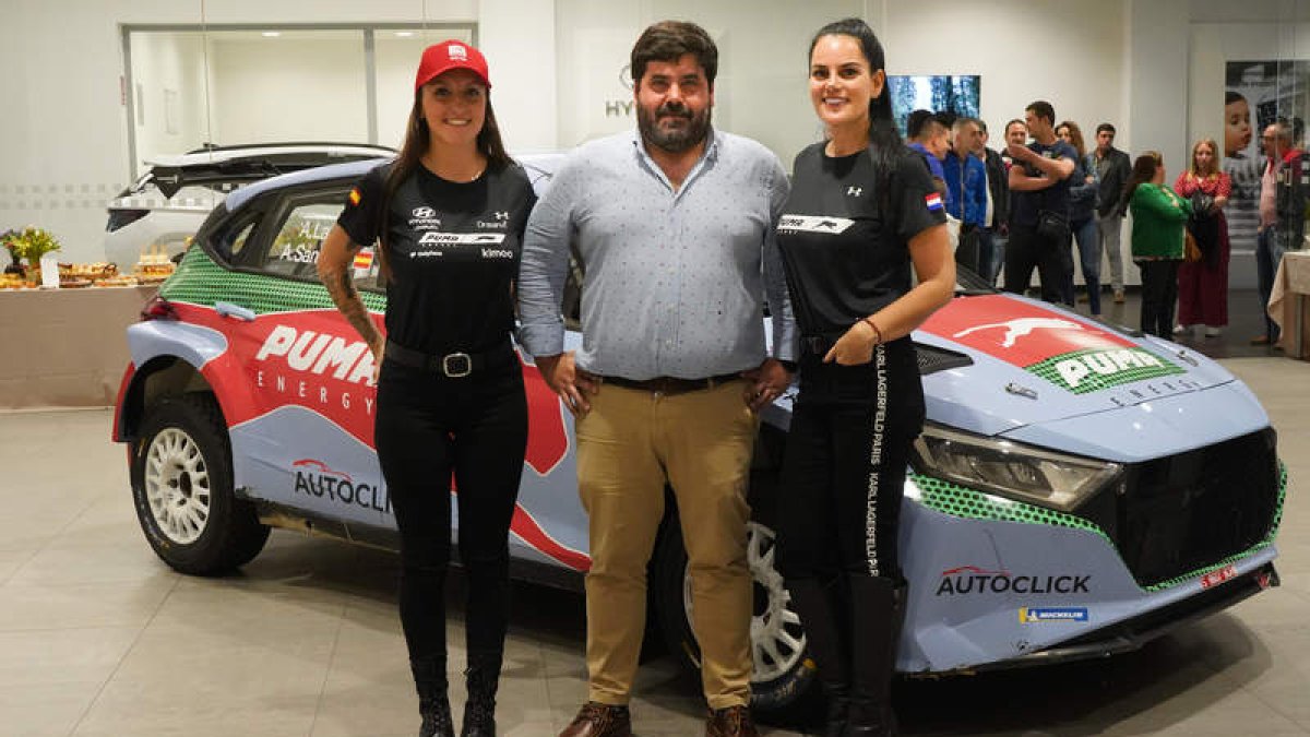 Alba Sánchez, Roberto Rodríguez y Patricia Lafarja junto al Hyundai i20 en Lemasa. J. NOTARIO