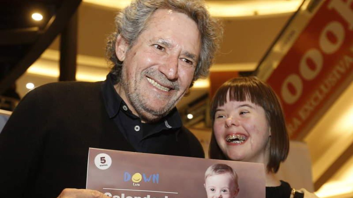 El cantante Miguel Ríos posa en una imagen de familia con varios niños de la asociación Amidown, ayer en Espacio León
