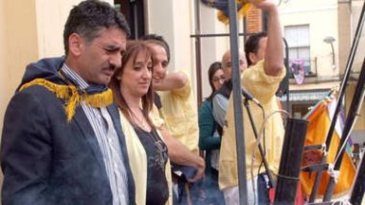 La chispa corre por la mecha del chupinazo inaugural de las fiestas de San Juan de Sahagún.
