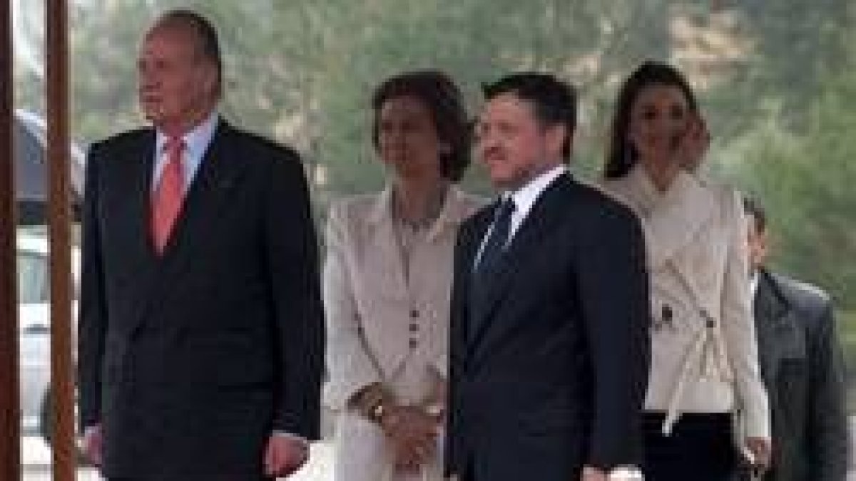 Los Reyes escuchan los himnos nacionales acompañados del rey Abdalá de Jordania y la reina Rania