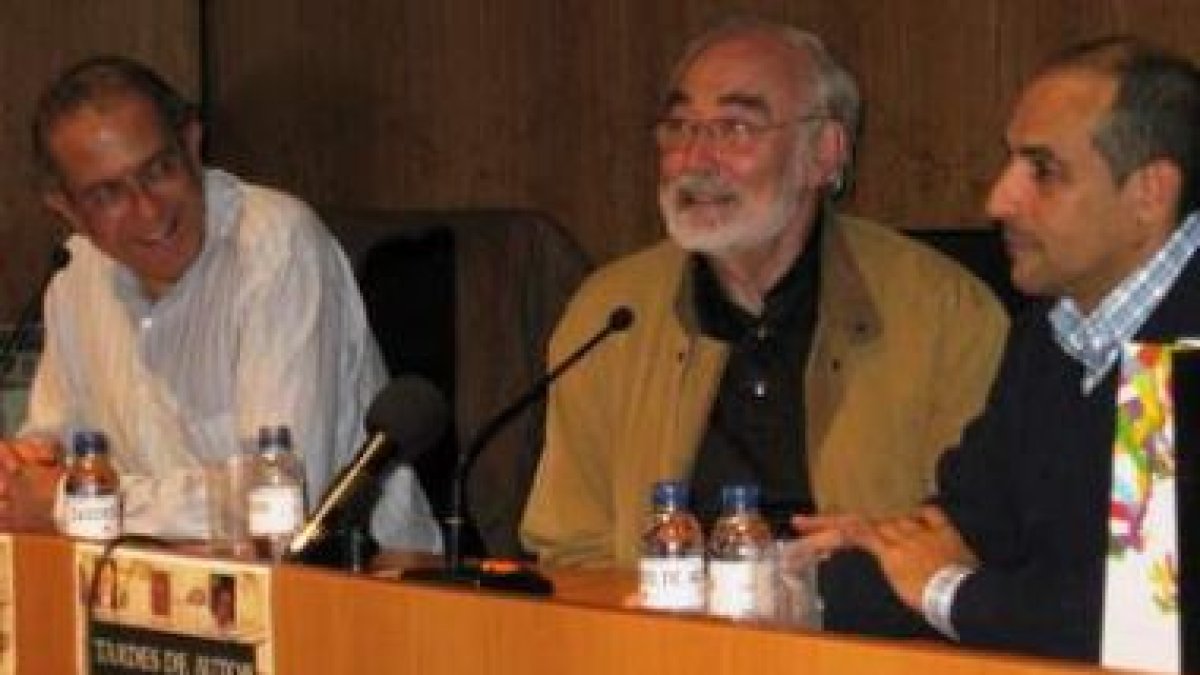 Tomás Néstor, Juan Pedro Aparicio y Celemín en la Casa de las Culturas de Bembibre.