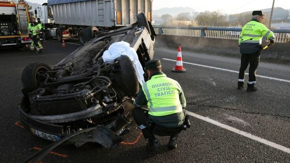 La Guardia Civil tras un accidente de tráfico en una imagen de archivo. EFE