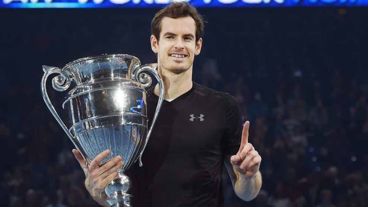 Murray, con su trofeo de la Copa de Maestros, termina el año como número uno. ANDY RAIN