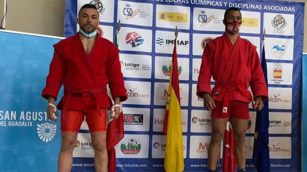 Jonatan González, a la izquierda, con su medalla de plata. DL