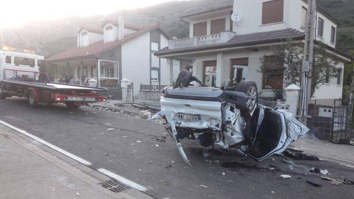 Estado en el que quedó el vehículo tras impactar brutalmente contra la casa y volcar. DL