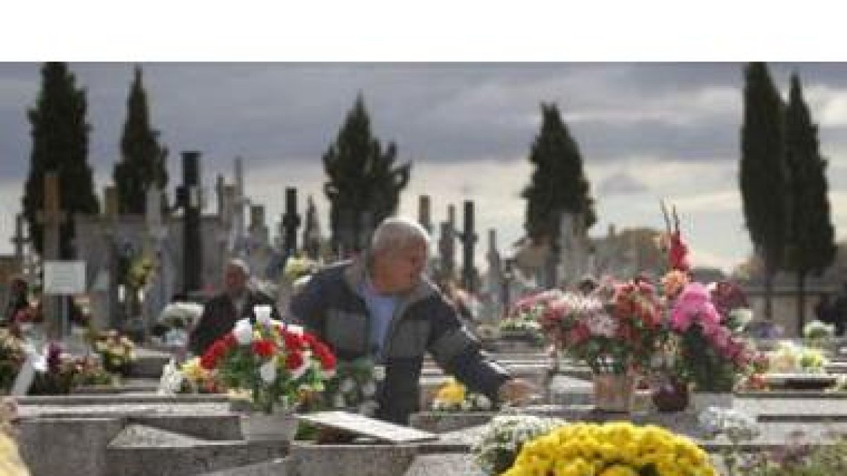 Las sepulturas rebosaron de ramos de flores y brillos de lápidas, al menos por una vez al año.
