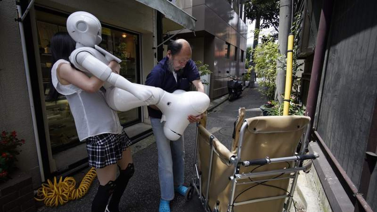Un robot humanoide de última generación con su nueva dueña. FRANCK ROBICHON