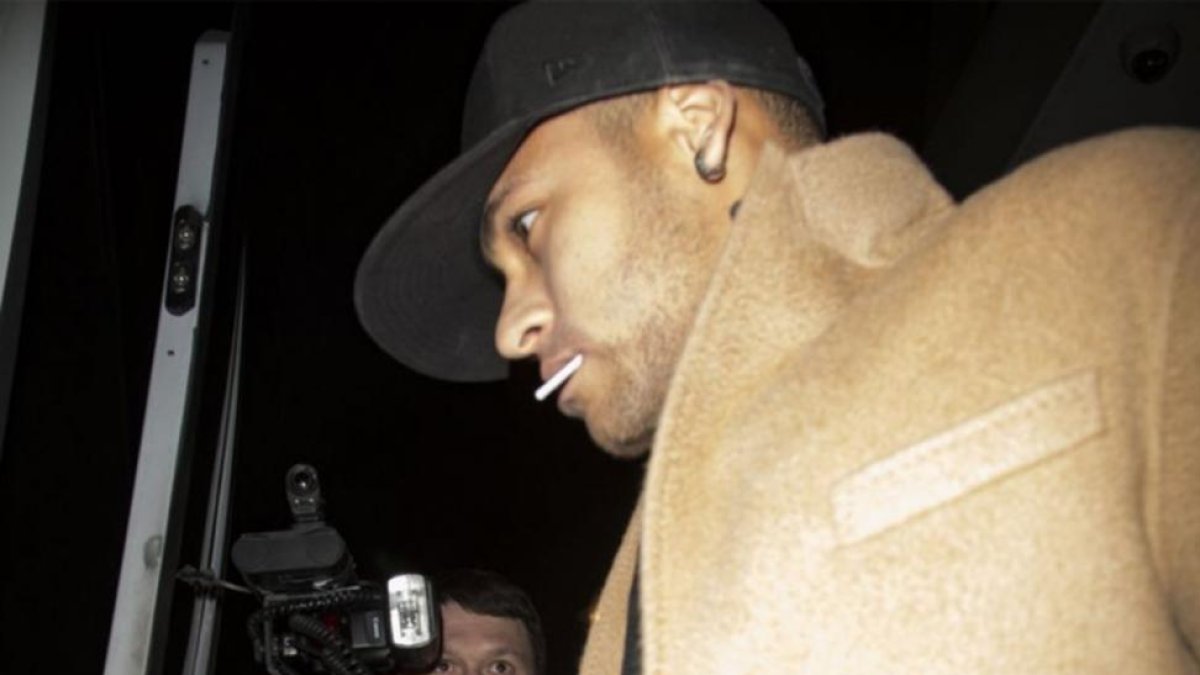 Neymar, a la salida de un club nocturno en Londres