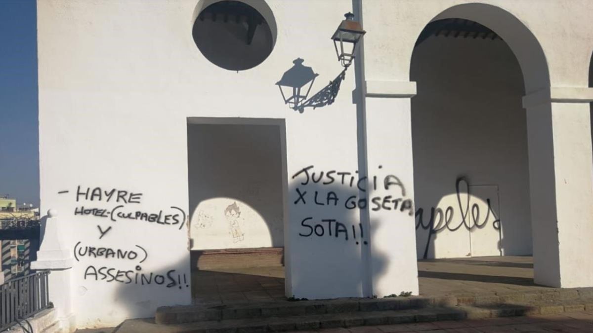 Una de las pintadas en contra de la Guardia Urbana aparecida tras la muerte del perro