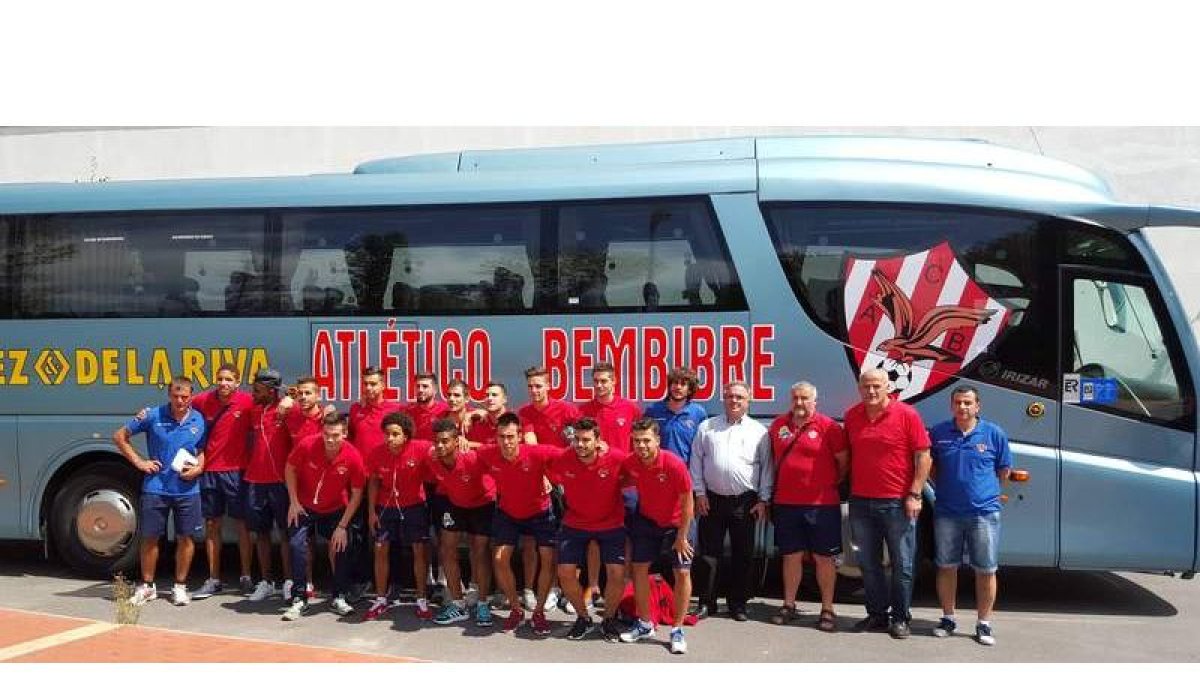 Un momento de la presentación del autocar personalizado del Atlético Bembibre para esta temporada 2015/16.