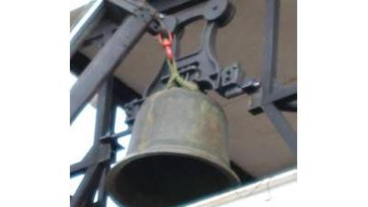 Momento que recoge el izado de la campana mayor