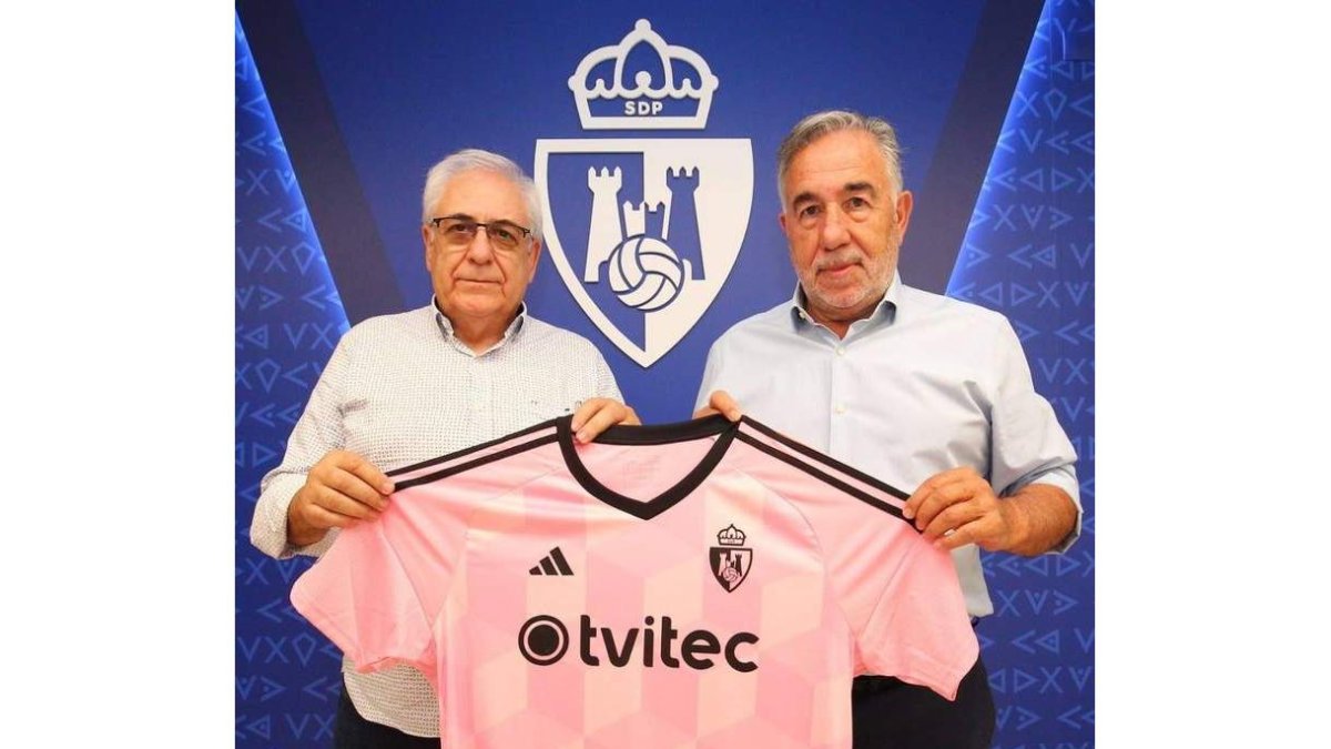 Javier Prado y Silvano, en la presentación de la renovación del patrocinio y de la tercera camiseta. SDP
