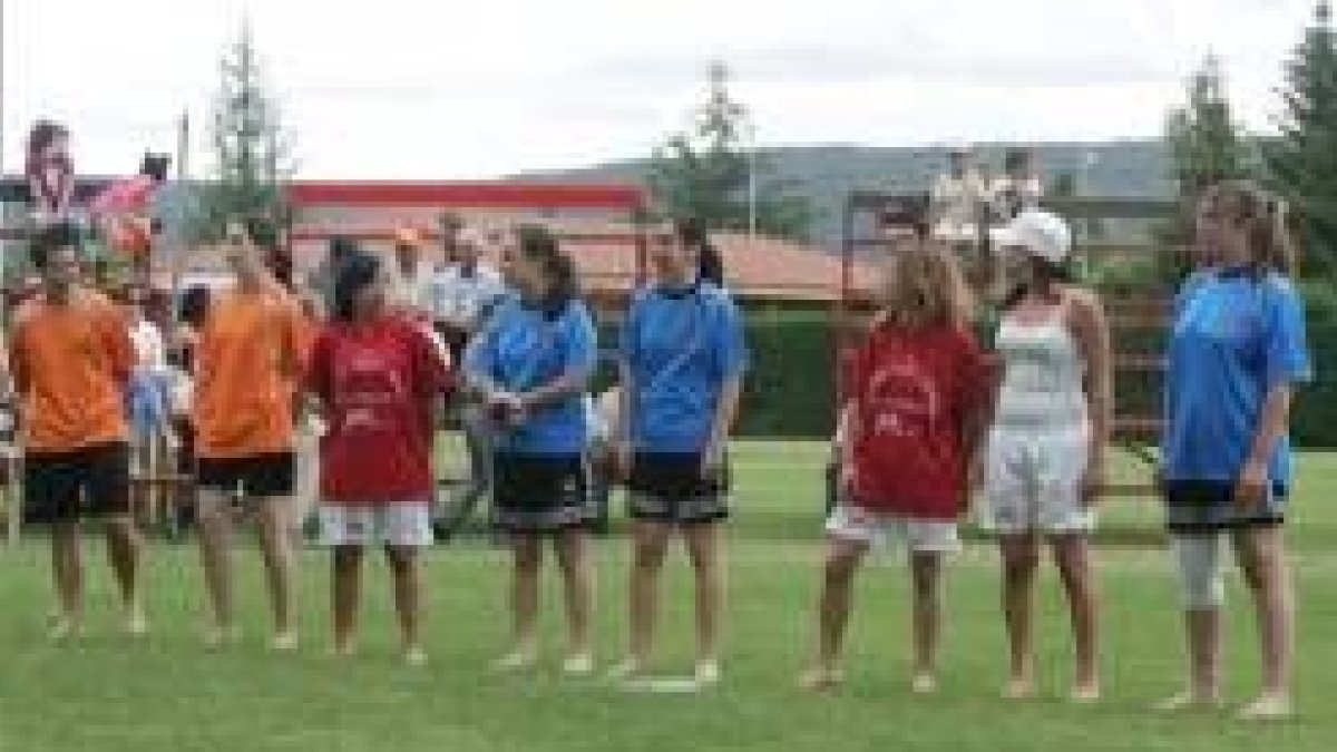 Las luchadoras participantes en el corro de ayer, en formación sobre la hierba
